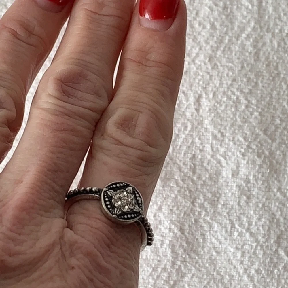 💐5/25 faux diamond small crystal antiqued finish silver tone cocktail ring